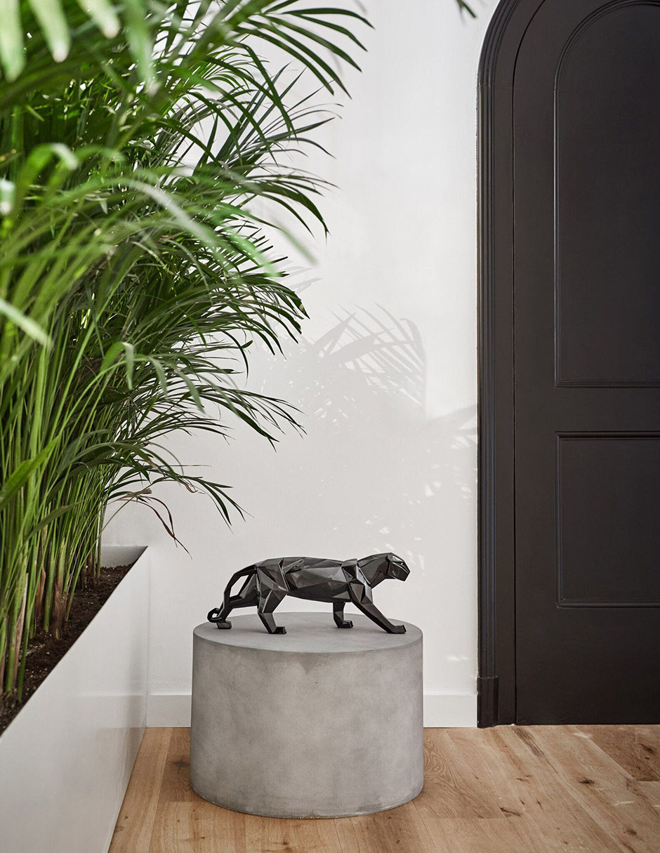 Escultura Panther Glazed Black