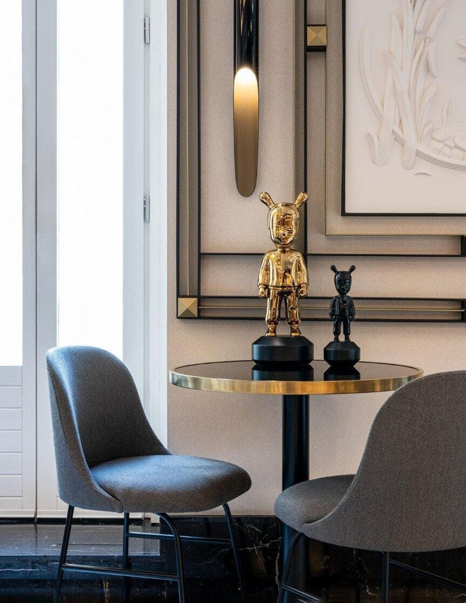 Escultura The Golden Guest 6
