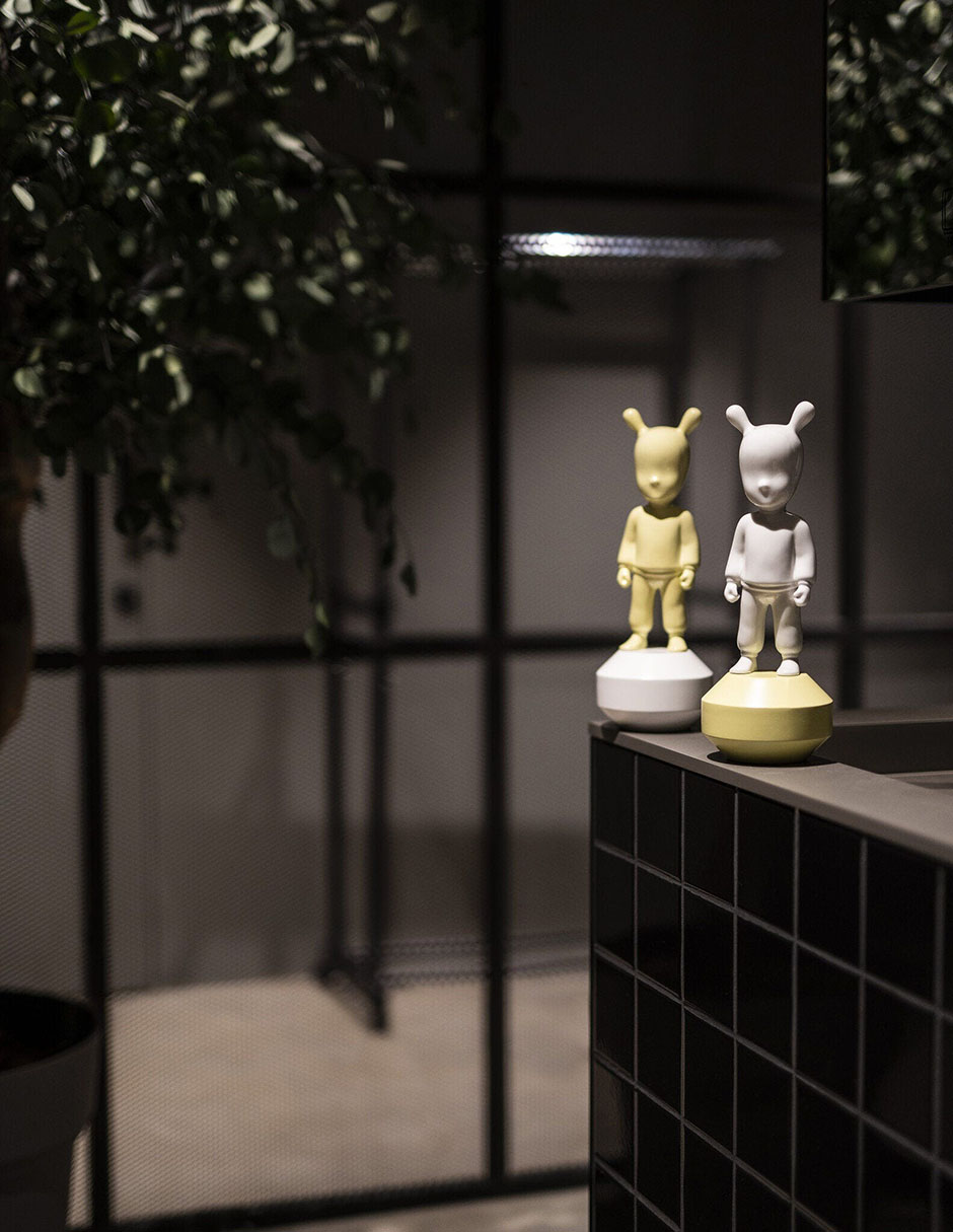 Escultura The Little Guest 4